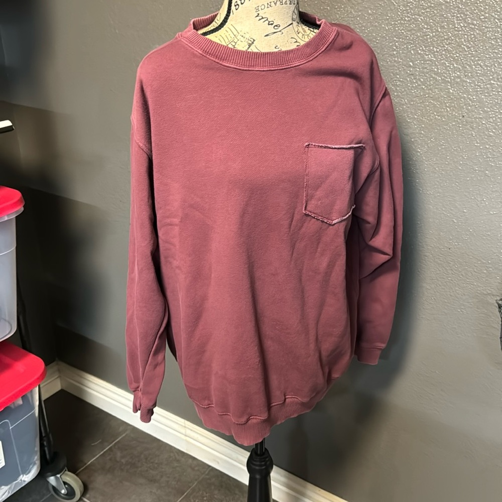 Wine colored crewneck sweatshirt with pocket